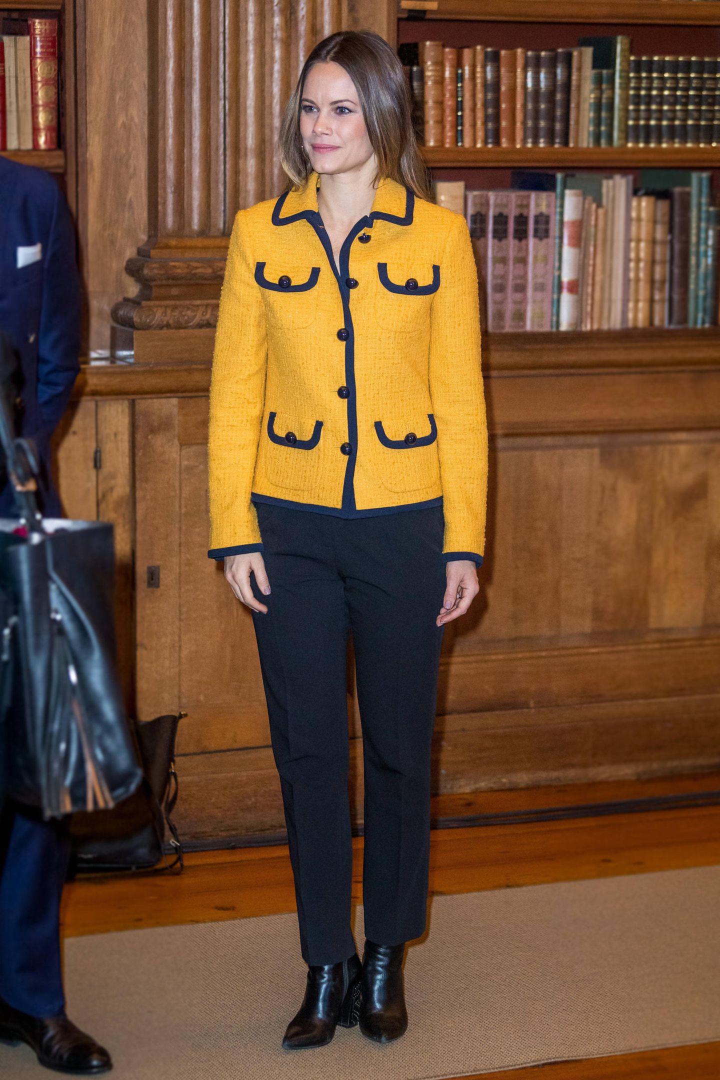 Bei einer Konferenz zu künstlicher Intelligenz zeigt sich Prinzessin Sofia von Schweden fast schon bieder: Zur kastigen gelben Jacke trägt sie eine gerade geschnittene schwarze Hose und schlichte schwarze Stiefeletten.