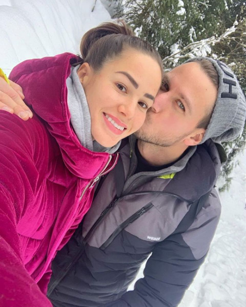 20. November 2019 Angelina Heger und Sebastian Pannek senden verliebte Grüße aus dem Winterurlaub. Auf Instagram lobt Sebastian seine Liebste als "beste Skilehrerin", und Angelina äußert sich wiederum stolz über sein Talent. 20. November 2019 Angelina Heger und Sebastian Pannek senden verliebte Grüße aus dem Winterurlaub. Auf Instagram lobt Sebastian seine Liebste als "beste Skilehrerin", und Angelina äußert sich wiederum stolz über sein Talent.