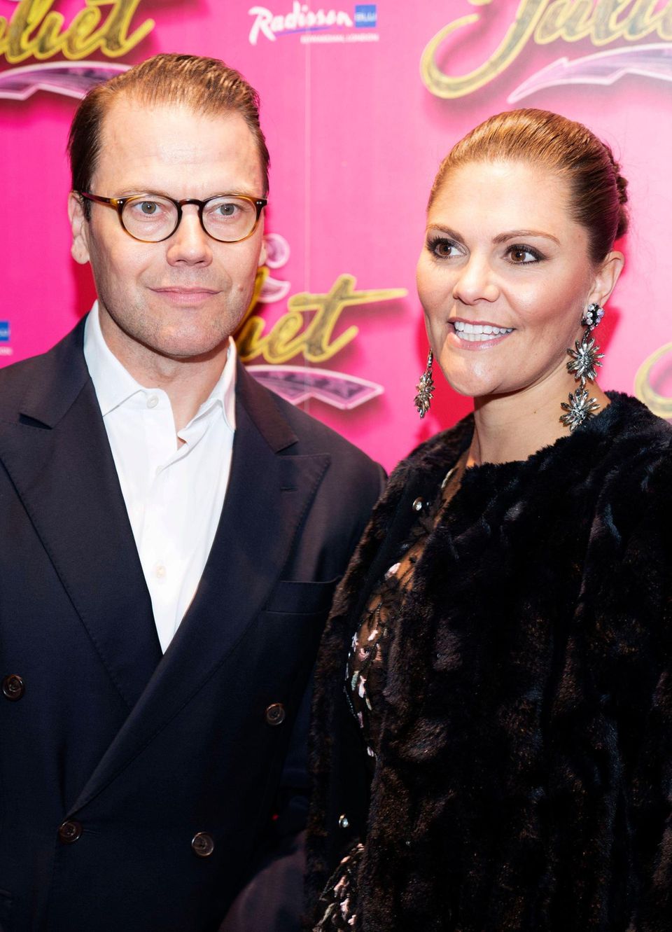 20. November 2019 Star-Appeal trifft auf royalen Glamour: Prinz Daniel und Prinzessin Victoria mischen sich bei der "& Juliet" Premiere im Shaftesbury Theatre in London unter die prominenten Gäste. 20. November 2019 Star-Appeal trifft auf royalen Glamour: Prinz Daniel und Prinzessin Victoria mischen sich bei der "& Juliet" Premiere im Shaftesbury Theatre in London unter die prominenten Gäste.