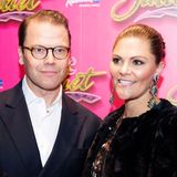 20. November 2019  Star-Appeal trifft auf royalen Glamour: Prinz Daniel und Prinzessin Victoria mischen sich bei der "& Juliet" Premiere im Shaftesbury Theatre in London unter die prominenten Gäste.