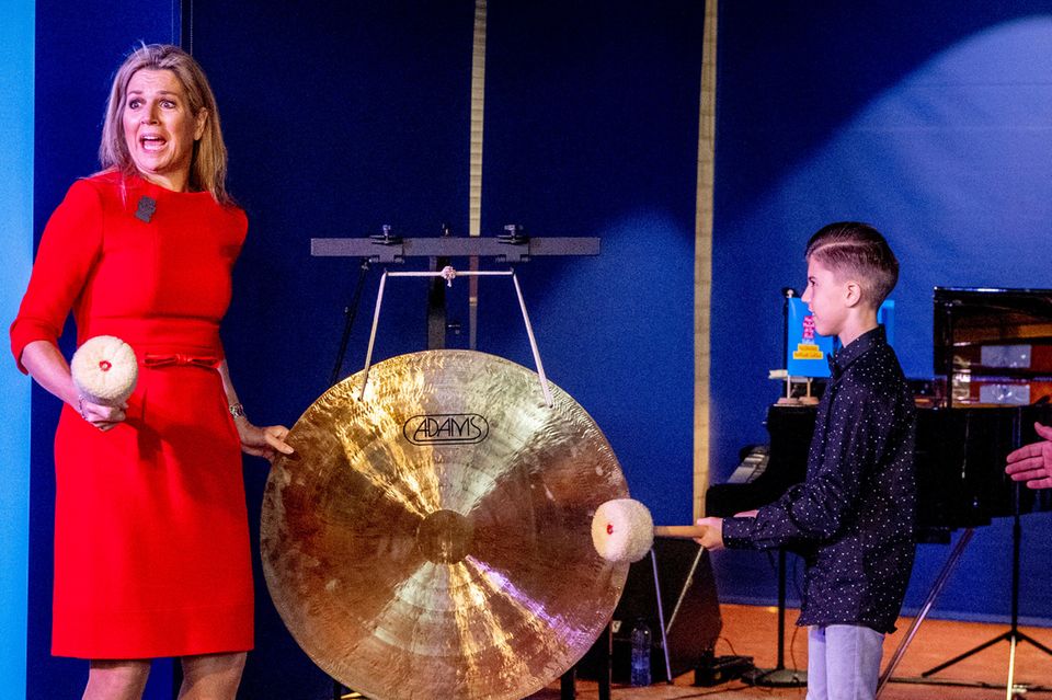 20. November 2019 Königin Máxima ist Ehrenpräsidentin von "Meer Muziek in de Klas" ("Mehr Musik im Klassenzimmer"). Bei der Unterzeichnung des Kooperationsabkommens für Musikausbildung in der Hochschule De Kempel in Helmond, Niederlande, schlägt sie dafür ordentlich den Gong. 20. November 2019 Königin Máxima ist Ehrenpräsidentin von "Meer Muziek in de Klas" ("Mehr Musik im Klassenzimmer"). Bei der Unterzeichnung des Kooperationsabkommens für Musikausbildung in der Hochschule De Kempel in Helmond, Niederlande, schlägt sie dafür ordentlich den Gong.