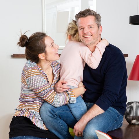 Shari und André Dietz mit ihrer Tochter Mari, die mit dem Angelman-Syndrom geboren wurde.
