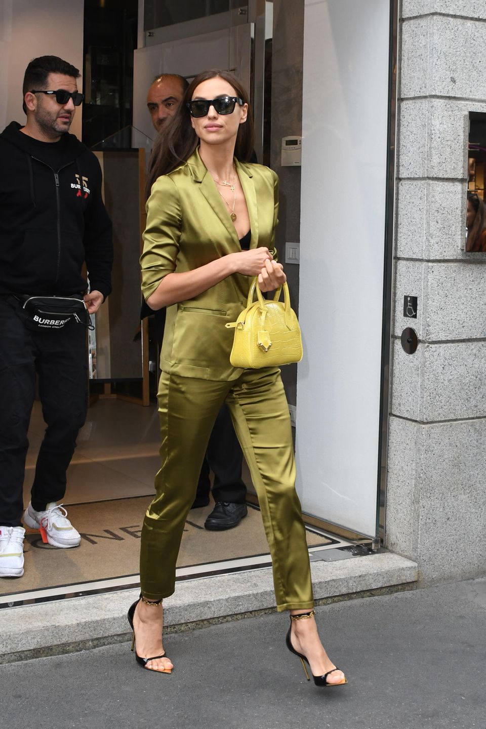 Auch bei diesem Outfit während der Fashionweek in Mailand geizt die Mutter einer Tochter nicht mit ihren Reizen: Unter dem Satin-Zweiteiler trägt Irina lediglich einen schwarzen BH. 