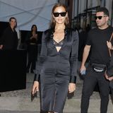 Nicht viele Stars können es so gut tragen, wie Irina Shayk: Mit ihrem schwarzen, eng anliegenden Satin-Blusenkleid ist Irina während der Showen in Mailand Blickfang der Fotografen. 