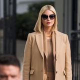 Zu einem offiziellen Termin in Austin, Texas, präsentiert sich Ivanka Trump in einem beigefarbenen Allover-Look. Von ihrem androgynen Anzug, über das enganliegende Longsleeve unter ihrem Blazer bis hin zu ihrem camelfarbenen Mantel: Die Tochter von US-Präsident Donald Trump setzt alles auf eine (Farb)-Karte. Wenn sie jetzt noch ein Lächeln aufsetzen würde ...