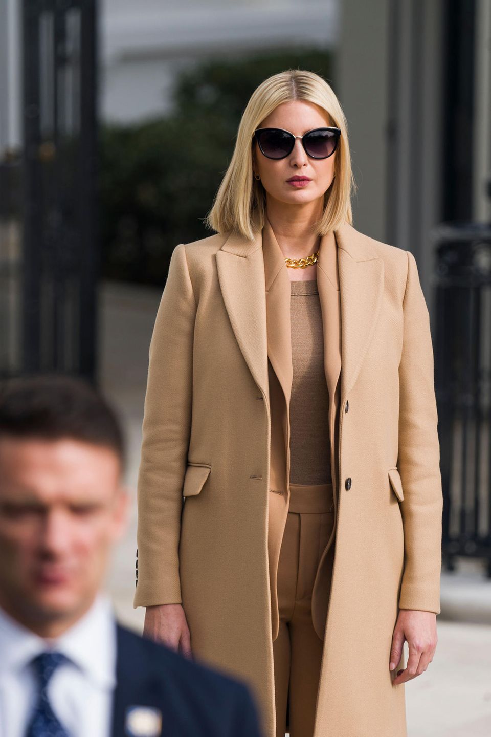 Zu einem offiziellen Termin in Austin, Texas, präsentiert sich Ivanka Trump in einem beigefarbenen Allover-Look. Von ihrem androgynen Anzug, über das enganliegende Longsleeve unter ihrem Blazer bis hin zu ihrem camelfarbenen Mantel: Die Tochter von US-Präsident Donald Trump setzt alles auf eine (Farb)-Karte. Wenn sie jetzt noch ein Lächeln aufsetzen würde ...