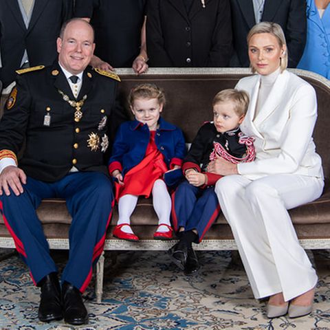 22. November 2019  Anlässlich des Nationalfeiertages in Monaco veröffentlicht der Palast ein offizielles Familienfoto. Aufgenommen wurde das Bild im Fürstenpalast. Fürst Albert und Fürstin Charlène thronen mit den Kindern Gabriella und Jacques in erster Reihe. 