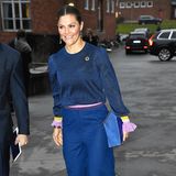 Sogar die Clutch von Kronprinzessin Victoria ist farblich zu ihrem restlichen Outfit abgestimmt. Einziger Farbtupfer stellen ihre langen Ohrringe mit bunten Steinchen dar. Obwohl sich die Blautöne farblich unterscheiden, wirkt ihr Outfit durch die Verwendung mehrerer Materialien stimmig. 