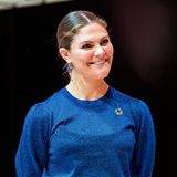 Zum Pep Forum im Karolinska-Institut in Stockholm erscheint Prinzessin Victoria wie bereits im letzten Jahr in einer royalblauen Kombination bestehend aus einem auffälligen Pullover mit Glitzer und farblich abgesetztem Bund sowie einer locker sitzenden Anzugshose mit weitem Schnitt. 