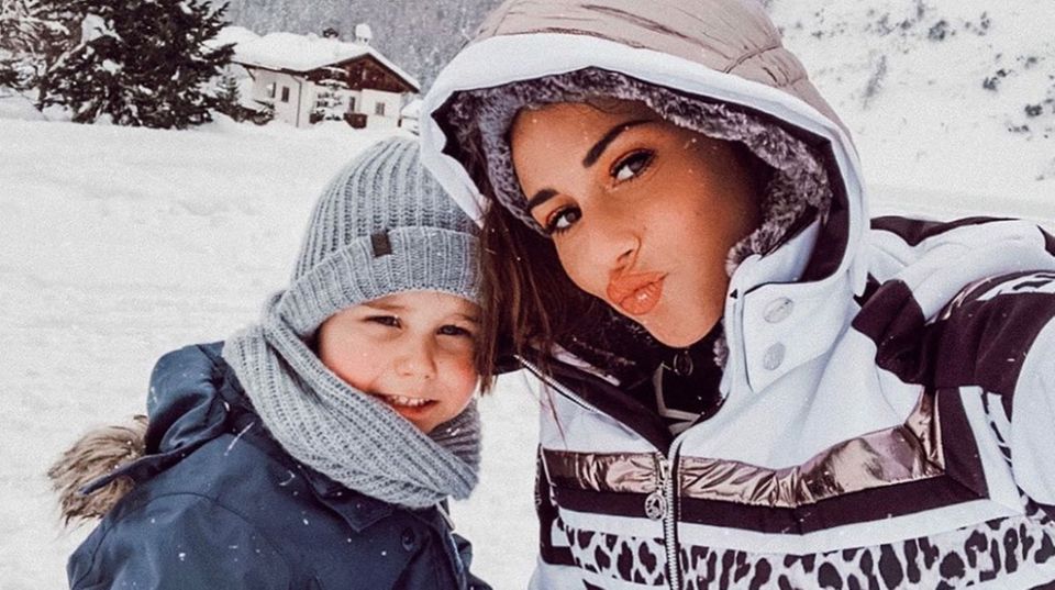 So schön kann der Winter sein! Sarah Lombardi, die zur Zeit mit der TV-Show "Holiday On Ice" ihre Eiskunstlauf-Künste unter Beweis stellt, scheint auch sonst die Kälte nicht zu scheuen. So ein süßes Lächeln von Söhnchen Alessio lässt sowieso jedes Eis schmelzen. So schön kann der Winter sein! Sarah Lombardi, die zur Zeit mit der TV-Show "Holiday On Ice" ihre Eiskunstlauf-Künste unter Beweis stellt, scheint auch sonst die Kälte nicht zu scheuen. So ein süßes Lächeln von Söhnchen Alessio lässt sowieso jedes Eis schmelzen.