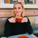Bei einem Tässchen Kaffee und einem netten Pläuschchen sitzen Reese Witherspoon und ihre Tochter beisammen. Ava freut sich über Mamas Überraschungsbesuch, den sie gerne auf Instagram teilt.