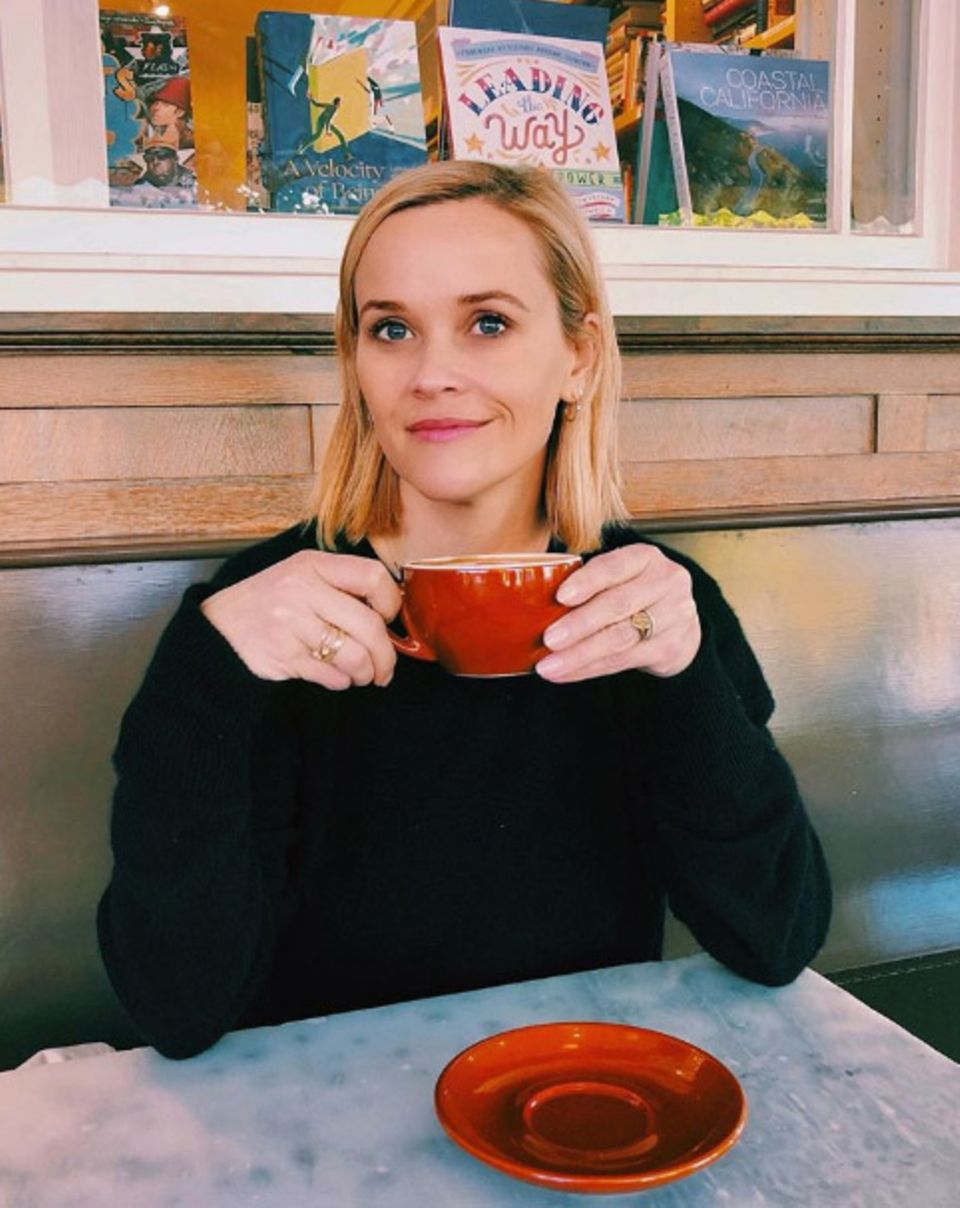 Bei einem Tässchen Kaffee und einem netten Pläuschchen sitzen Reese Witherspoon und ihre Tochter beisammen. Ava freut sich über Mamas Überraschungsbesuch, den sie gerne auf Instagram teilt.