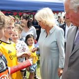 Prinz Charles + Herzogin Camilla: Dabei werden sie herzlich empfangen und kommen mit den Menschen ins Gespräch. Einem jungen Besucher erfüllen sie dabei einen ganz besonderen Wunsch...