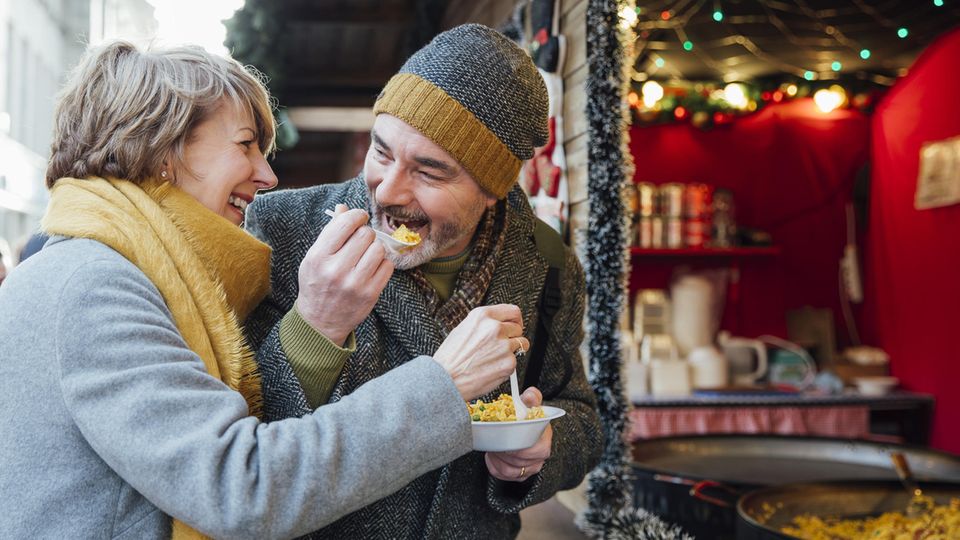 Verrückter Wetterrekord: Paar auf dem Weihnachtsmarkt Paar auf dem Weihnachtsmarkt