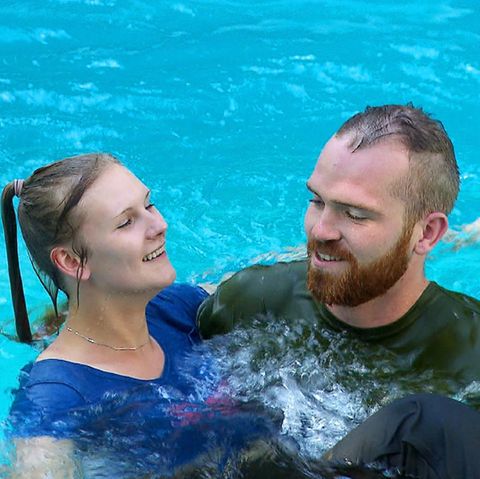 "Bauer sucht Frau": Im Pool gehen Carina und Thomas auf Tuchfühlung