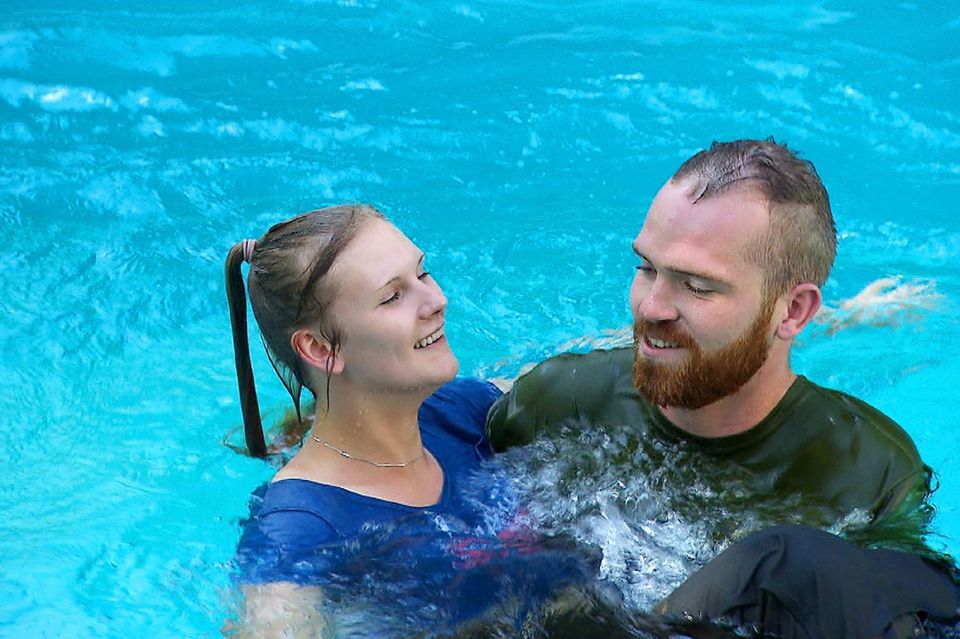 "Bauer sucht Frau": Im Pool gehen Carina und Thomas auf Tuchfühlung