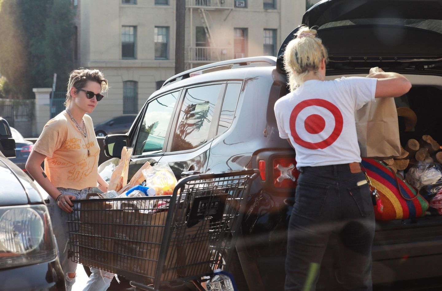 Mit gefülltem Einkaufswagen kommt Schauspielerin Kristen Stewart mit ihrer Liebsten, Drehbuchautorin Dylan Meyer, aus dem Supermarkt. So voll wie der Kofferraum schon ist, sollte man meinen, die beiden planen einen etwas längeren Ausflug.