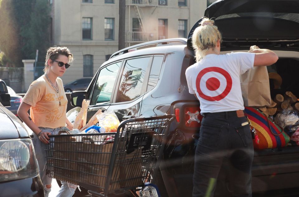 Mit gefülltem Einkaufswagen kommt Schauspielerin Kristen Stewart mit ihrer Liebsten, Drehbuchautorin Dylan Meyer, aus dem Supermarkt. So voll wie der Kofferraum schon ist, sollte man meinen, die beiden planen einen etwas längeren Ausflug. Mit gefülltem Einkaufswagen kommt Schauspielerin Kristen Stewart mit ihrer Liebsten, Drehbuchautorin Dylan Meyer, aus dem Supermarkt. So voll wie der Kofferraum schon ist, sollte man meinen, die beiden planen einen etwas längeren Ausflug.