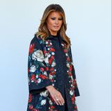 Melania Trump stimmt blumengeschmückt die Weihnachtszeit ein. Wer jetzt an Blumenbouquets gedacht hat, der hat weit gefehlt. Die First Lady von Amerika setzt beim Weihnachtsbaum-Stellen im Weißen Haus auf einen mit Rosenmuster verzierten Jacquard-Mantel von Dolce & Gabbana. Der dunkle Rotton der Blüten  wird in der Sohle ihrer Velours-Leder-Stiefel von Louboutin wieder aufgegriffen ansonsten hält Melania Trump ihren Look in dezentem Schwarz. 