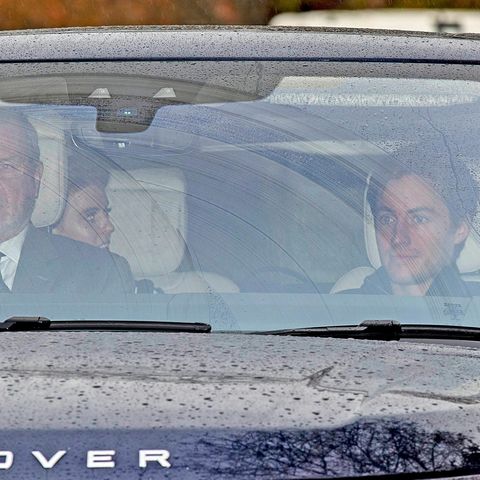 Prinzessin Beatrice (auf dem Rücksitz) und ihr Verlobter Edoardo Mapelli Mozzi (vorne rechts) verlassen am 25. November 2019 das Anwese von Prinz Andrew in Windsor.
