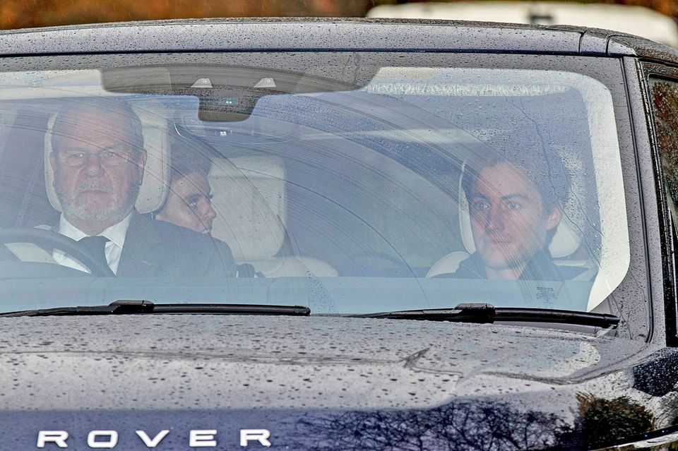Prinzessin Beatrice (auf dem Rücksitz) und ihr Verlobter Edoardo Mapelli Mozzi (vorne rechts) verlassen am 25. November 2019 das Anwese von Prinz Andrew in Windsor.