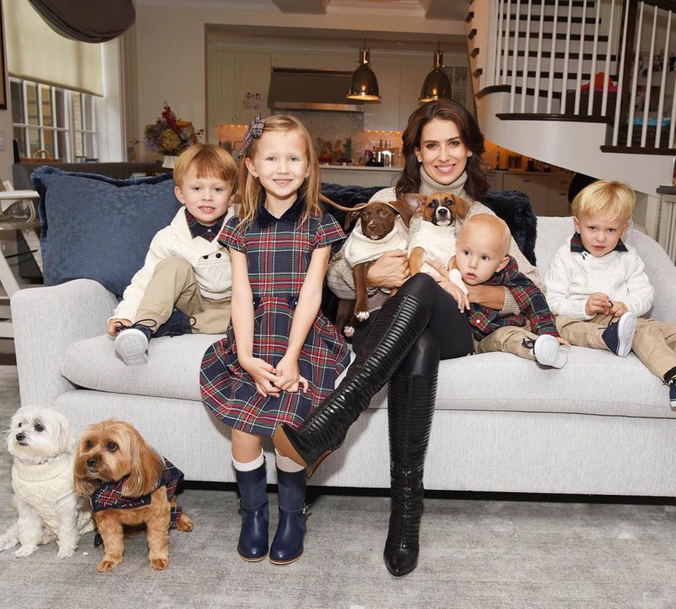 Was für eine adrette Verwandtschaft! Neben ihren vier leiblichen Sprösslingen gehören für Hilaria Baldwin auch ihre "Fell-Babies" zur Familie. Was für eine adrette Verwandtschaft! Neben ihren vier leiblichen Sprösslingen gehören für Hilaria Baldwin auch ihre "Fell-Babies" zur Familie.