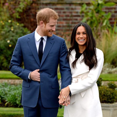 Während Meghan in einem hellen, taillierten Mantel mit schickem Gürtel von "Line The Label" strahlt, wählt Prinz Harry einen blauen Anzug, der für ihn nun eine ganz besondere Bedeutung hat.