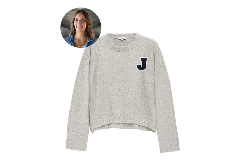 Must-haves: Redakteurin Jessica kuschelt sich in der Winterzeit in diesen personalisierten Wollpulli. Redakteurin Jessica kuschelt sich in der Winterzeit in diesen personalisierten Wollpulli.