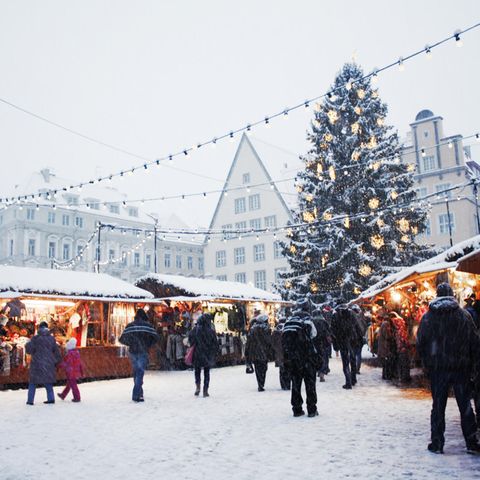 Weiße Weihnachten: Verschneiter Weihnachtsmarkt