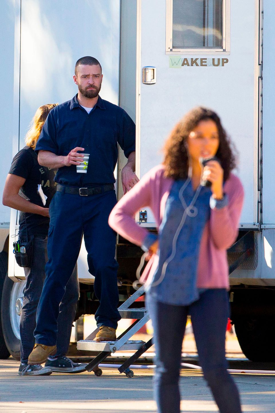 Justin Timberlake: Zurück zur Normalität: Am Set treffen Justin Timberlake und Alisha Wainwright wieder aufeinander. So richtig entspannt scheint der Sänger nicht. Zurück zur Normalität: Am Set treffen Justin Timberlake und Alisha Wainwright wieder aufeinander. So richtig entspannt scheint der Sänger nicht.