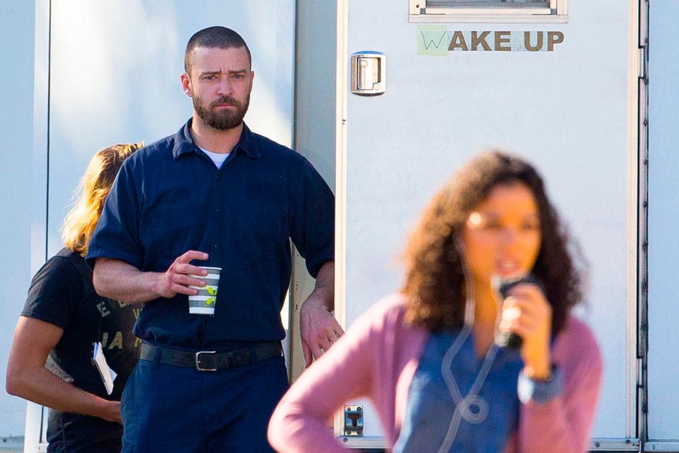 Justin Timberlake: Zurück zur Normalität: Am Set treffen Justin Timberlake und Alisha Wainwright wieder aufeinander. So richtig entspannt scheint der Sänger nicht. Zurück zur Normalität: Am Set treffen Justin Timberlake und Alisha Wainwright wieder aufeinander. So richtig entspannt scheint der Sänger nicht.