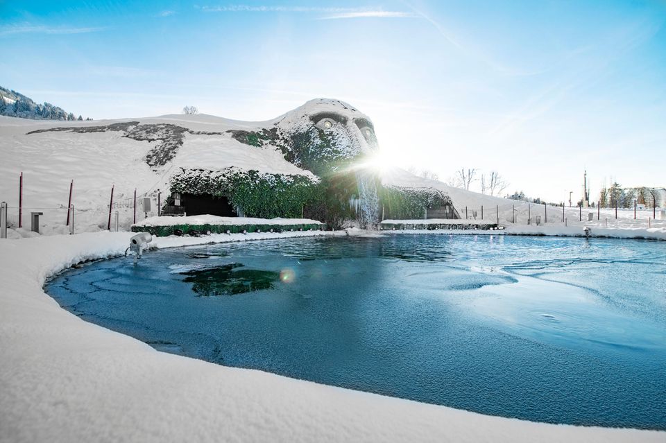 Zum Heimkinostart der 2. Staffel von "Killing Eve": Im Garten des Riesen in den Swarovski Kristallwelten Im Garten des Riesen in den Swarovski Kristallwelten