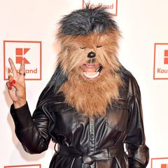 Auf dem Event von Kaufland zum Start des neuen "Star Wars" Films in Berlin hat sich natürlich auch Chewbacca auf dem roten Teppich unter die Promis gemischt. Ein kleines Detail verrät jedoch, welcher stylischer Gast sich hinter der haarigen Maske verbirgt. Schauen Sie mal genau auf den Lippenstift. Na, schon erkannt?