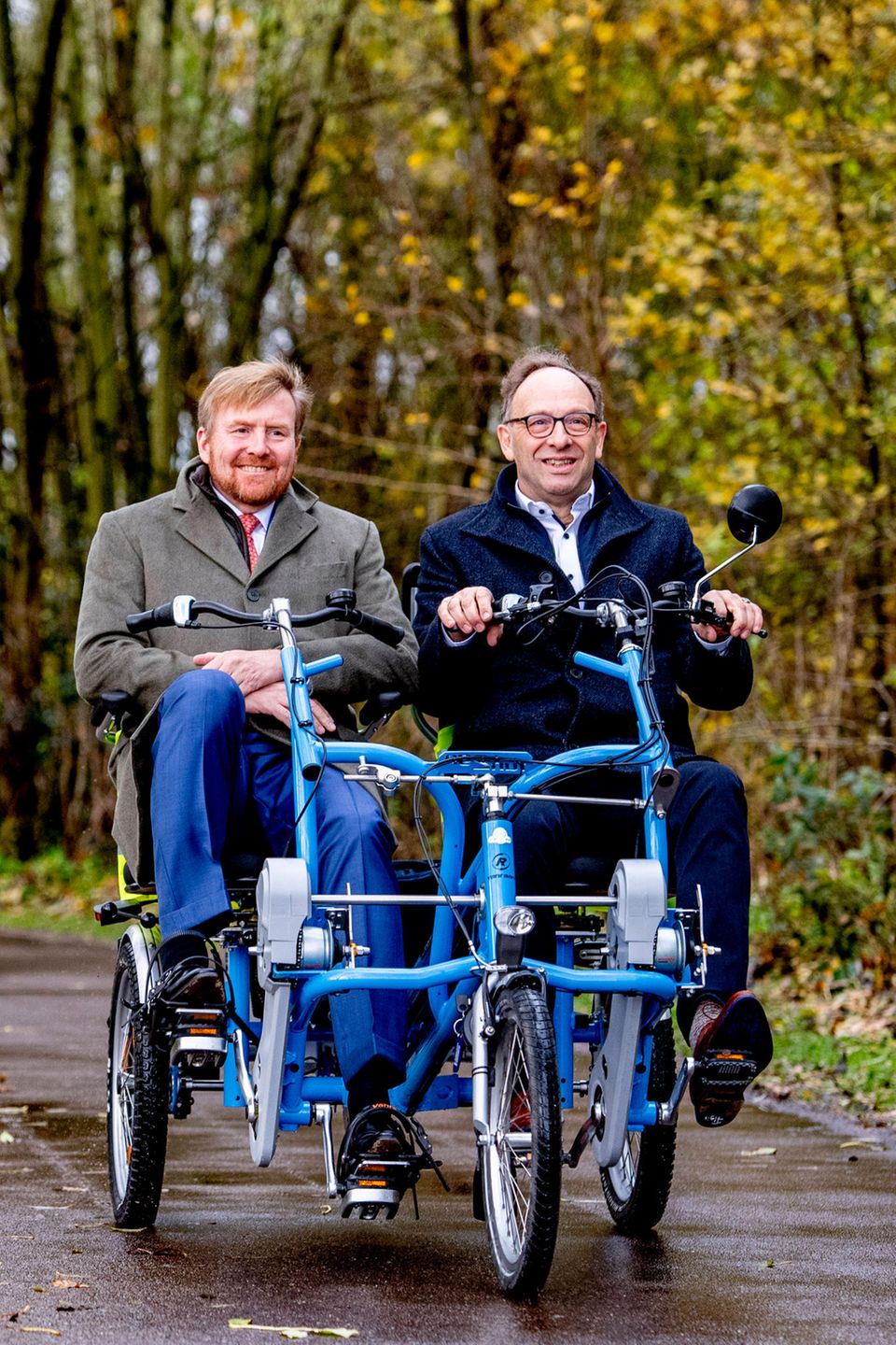 29. November 2019 König Willem-Alexander kommt beim Besuch der Stiftung "Radfreunde" in den Genuss einer kleinen Ehrenrunde im Duo-Bike durch die Natur Warmonds. 29. November 2019 König Willem-Alexander kommt beim Besuch der Stiftung "Radfreunde" in den Genuss einer kleinen Ehrenrunde im Duo-Bike durch die Natur Warmonds.