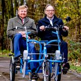 29. November 2019  König Willem-Alexander kommt beim Besuch der Stiftung "Radfreunde" in den Genuss einer kleinen Ehrenrunde im Duo-Bike durch die Natur Warmonds.