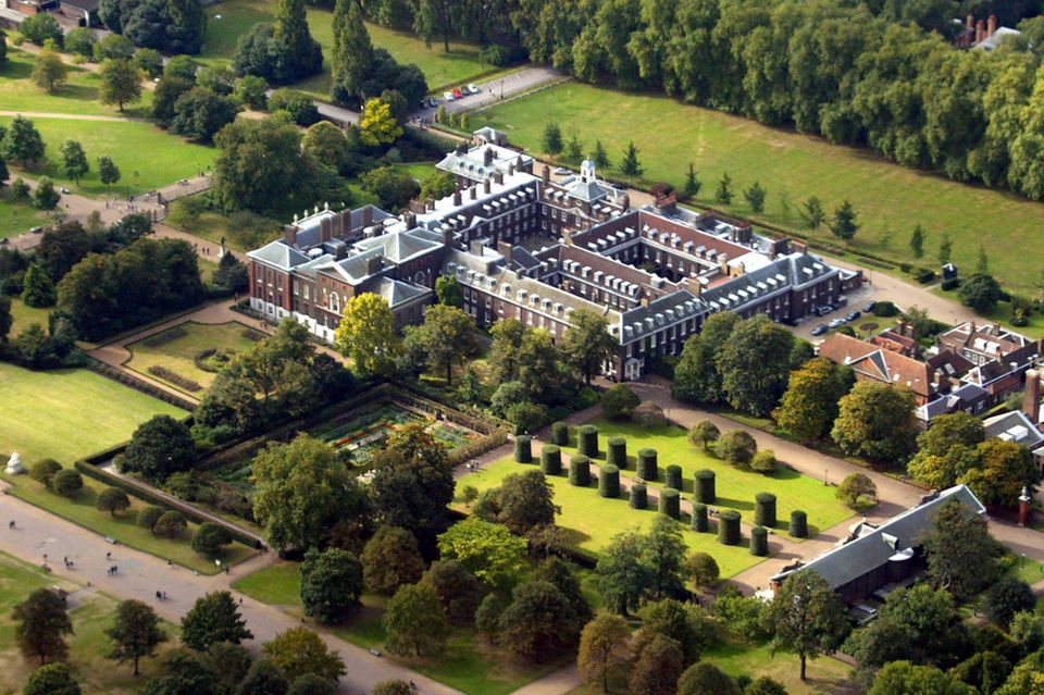 Prinz William + Herzogin Catherine : Unten rechts im Bild befindet sich die 323 Jahre alte Orangerie von Queen Anne des Kensington Palastes. Hier dürfen bald Schulkinder in einem Bildungszentrum mehr über die britische Königsfamilie lernen. Unten rechts im Bild befindet sich die 323 Jahre alte Orangerie von Queen Anne des Kensington Palastes. Hier dürfen bald Schulkinder in einem Bildungszentrum mehr über die britische Königsfamilie lernen.