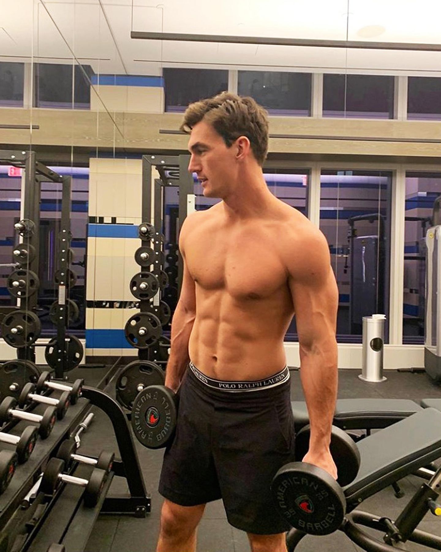 Im Fitness-Studio von Male Model und Gigi-Hadid-Ex Tyler Cameron darf man wohl oben ohne trainieren. Und der Anblick dieses Sixpacks dürfte seine 2,2 Mio. Instagram-Follower erfreuen.