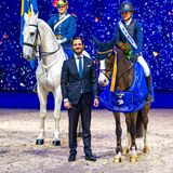 30. November 2019  So macht die royale Arbeit Spaß! Prinz Carl Philip von Schweden verleiht anlässlich der Internationalen Pferdeschau in Solna den "Prins Carl Philip pris", ein Preis für die besten Ponys des Landes, und hat sichtlich Freude daran.