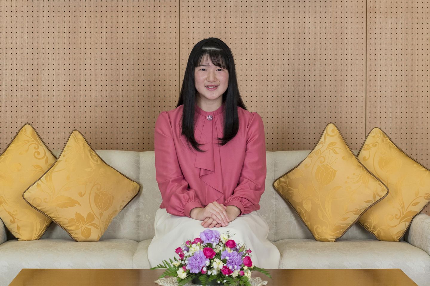 25. November 2019  Einige Tage vor ihrem 18. Geburtstag veröffentlicht der japanische Hof offizielle Fotos von Prinzessin Aiko. Die nun volljährige Prinzessin trägt einen cremefarbenen knielangen Rock und eine rosafarbene Schluppenbluse. 