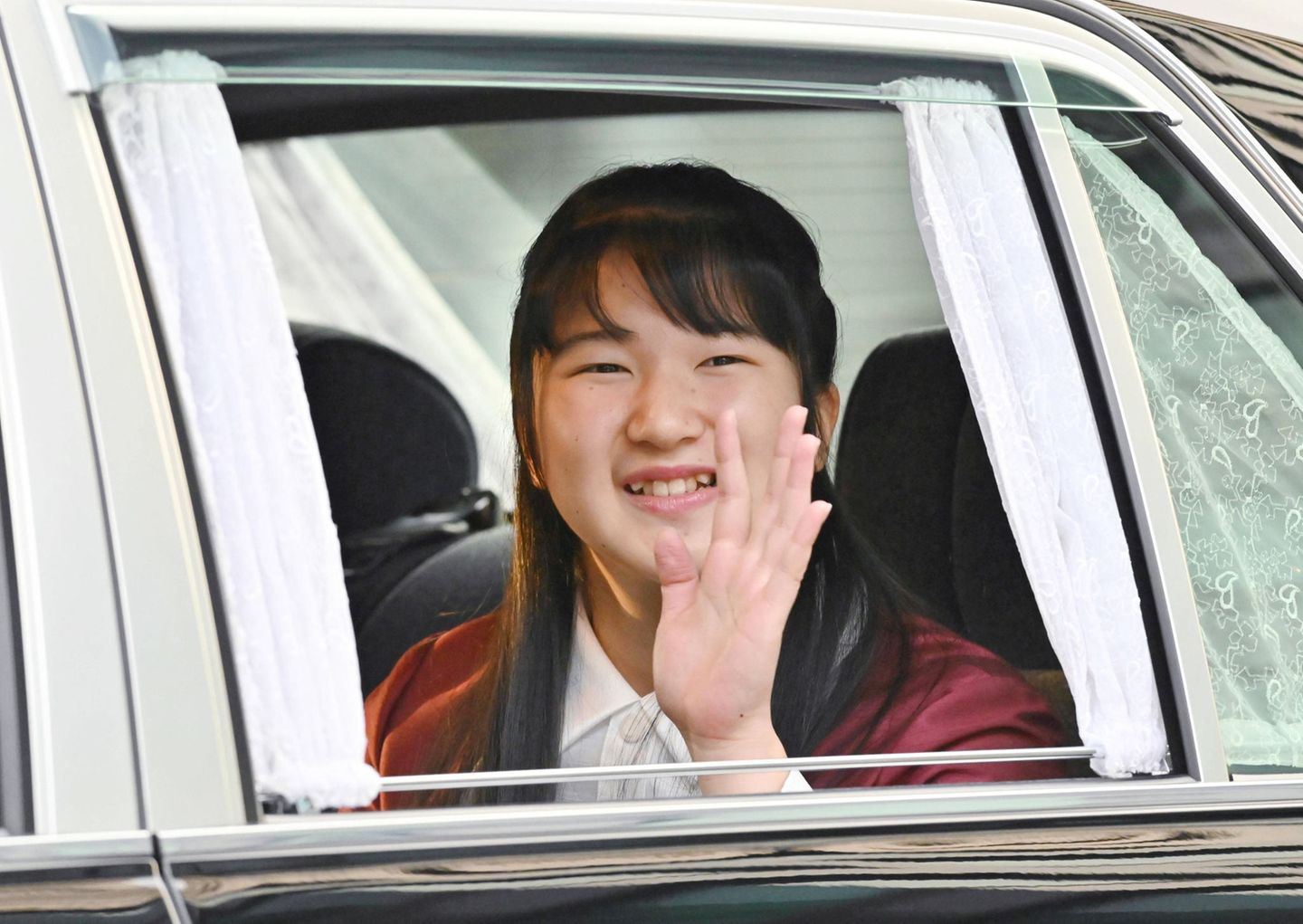1. Dezember 2019  An ihrem 18. Geburtstag winkt Prinzessin Aiko bei ihrer Ankunft am Kaiserpalast in Tokio den umstehenden Fotografen lächelnd zu. 
