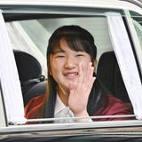 1. Dezember 2019  An ihrem 18. Geburtstag winkt Prinzessin Aiko bei ihrer Ankunft am Kaiserpalast in Tokio den umstehenden Fotografen lächelnd zu. 