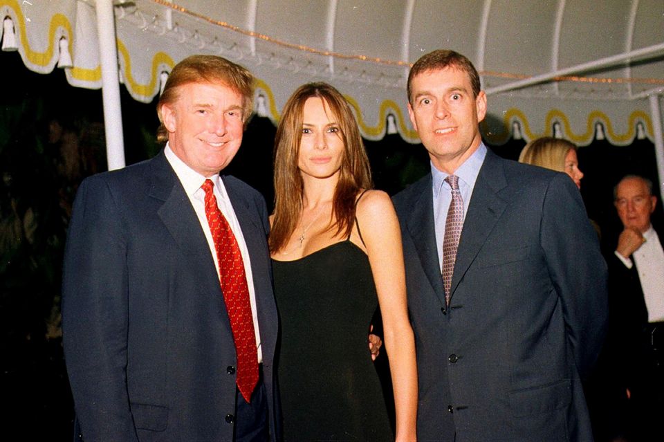 Donald Trump, Melania Trump und Prinz Andrew auf einer Party am 12. Februar 2000 in Florida.