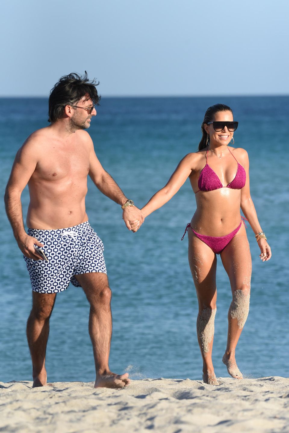 Verliebt turteln Sylvie Meis und ihr Verlobter Niclas Castello am Strand von Miami. 