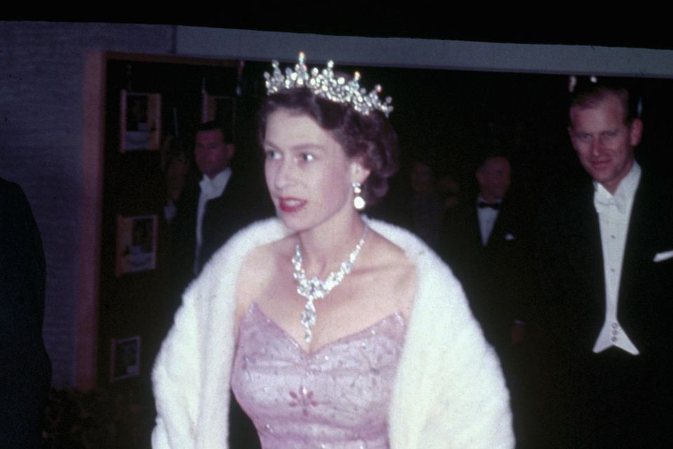 1951: Die Queen lässt tief blicken. Prinz Philip (im Hintergrund) dürfte es gefreut haben.