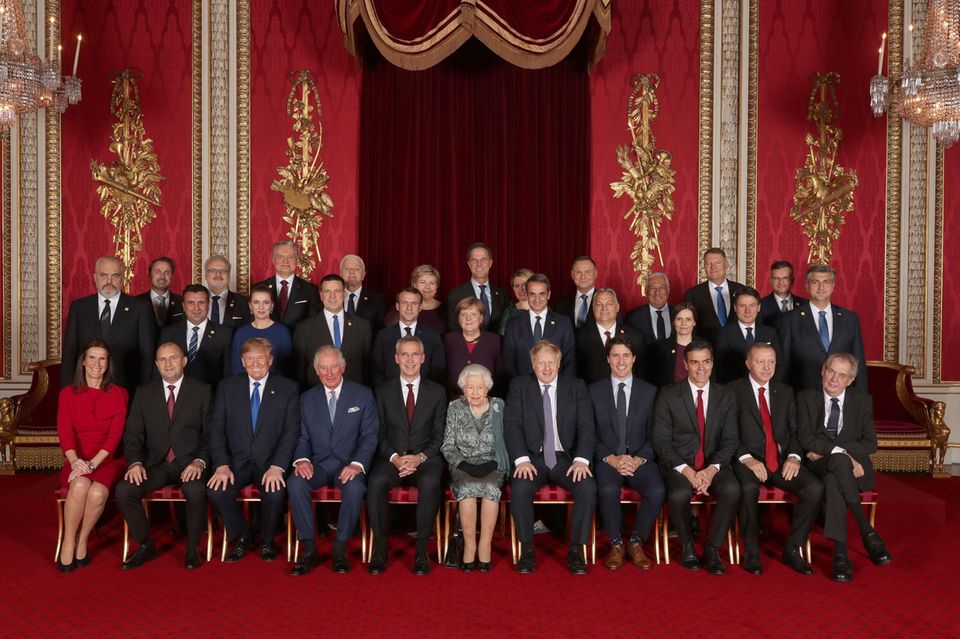 Queen Elizabeth und Prinz Charles posieren am 3. Dezember 2019 mit ihren Gästen anlässlich des 70. Geburtstages der NATO. Unter anderem sind Donald Trump, Angela Merkel, Emmanuel Macron, Justin Trudeau , Boris Johnson und Recep Tayyip Erdoğan.