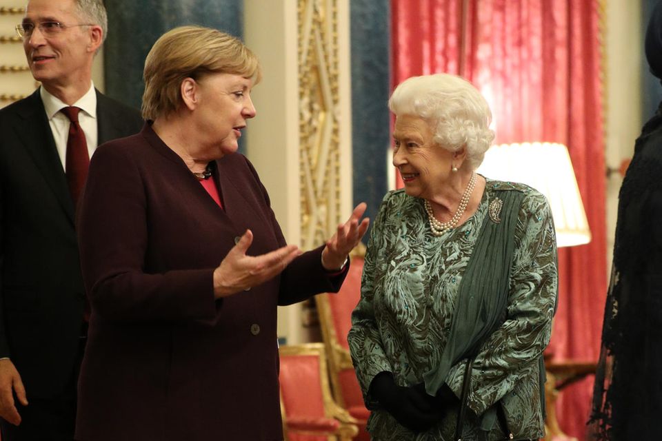 Angela Merkel (l.) und die Queen im Gespräch.