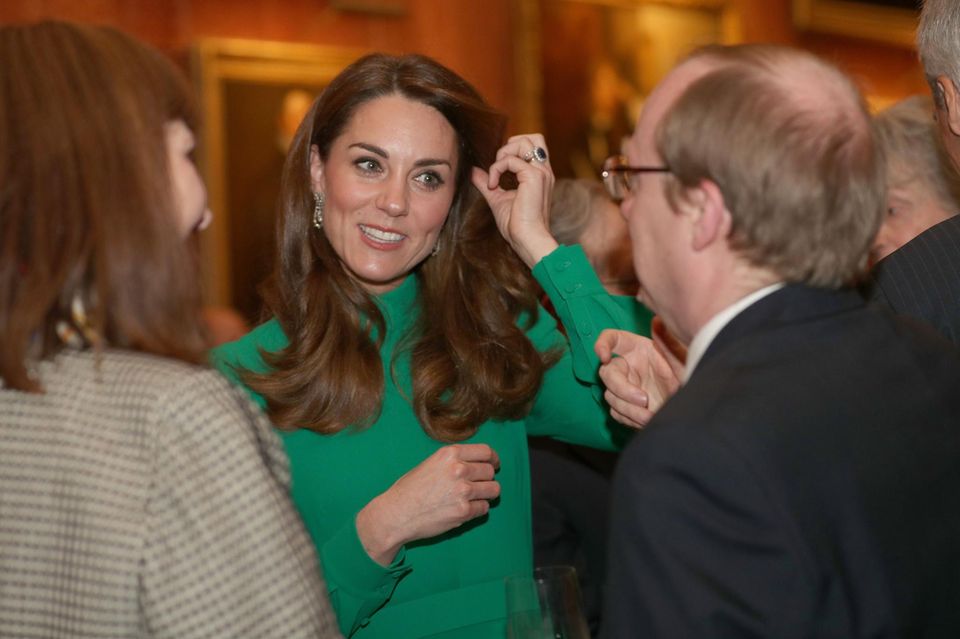 Queen Elizabeth, Herzogin Kate & Co.: Herzogin Catherine hat sichtlich Freude im Gespräch mit den Gästen.