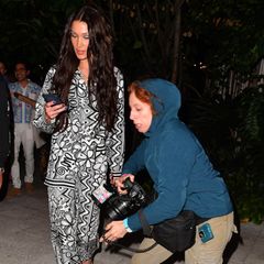 Beim Verlassen des "Swan"-Restaurants in Miami ist Bella Hadid so mit ihrem Handy beschäftigt, dass sie fast gar nicht wahrnimmt, wie eine Fotografin direkt vor ihrer Nase ins Stolpern gerät und hinfällt. 