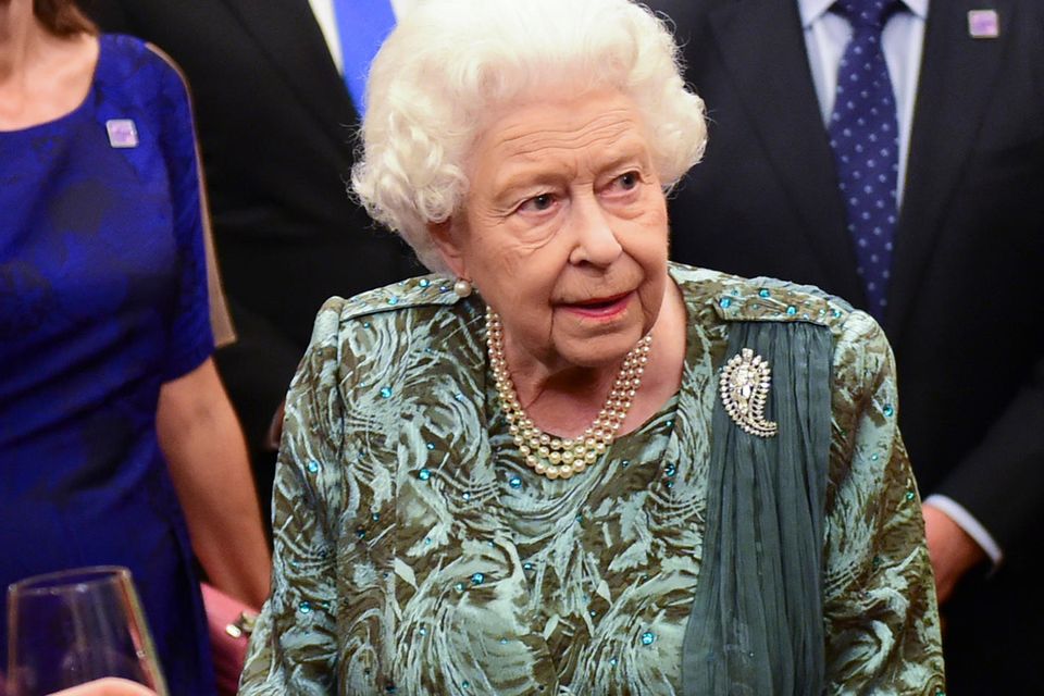 Queen Elizabeth und die "The Queen Mother Palm Leaf Brooch".