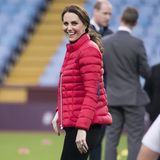 Im November 2017 strahlt die 37-Jährige beim Besuch des Aston Villa Fußballclubs und zeigt sich erneut  in der roten "Perfect Moment"-Jacke. Diesmal kombiniert Kate die Jacke mit einer dunklen Jeans und farblich darauf abgestimmten New Balance Sportschuhen. Die Haare trägt sie sportlich zu einem Pferdeschwanz gebunden. 